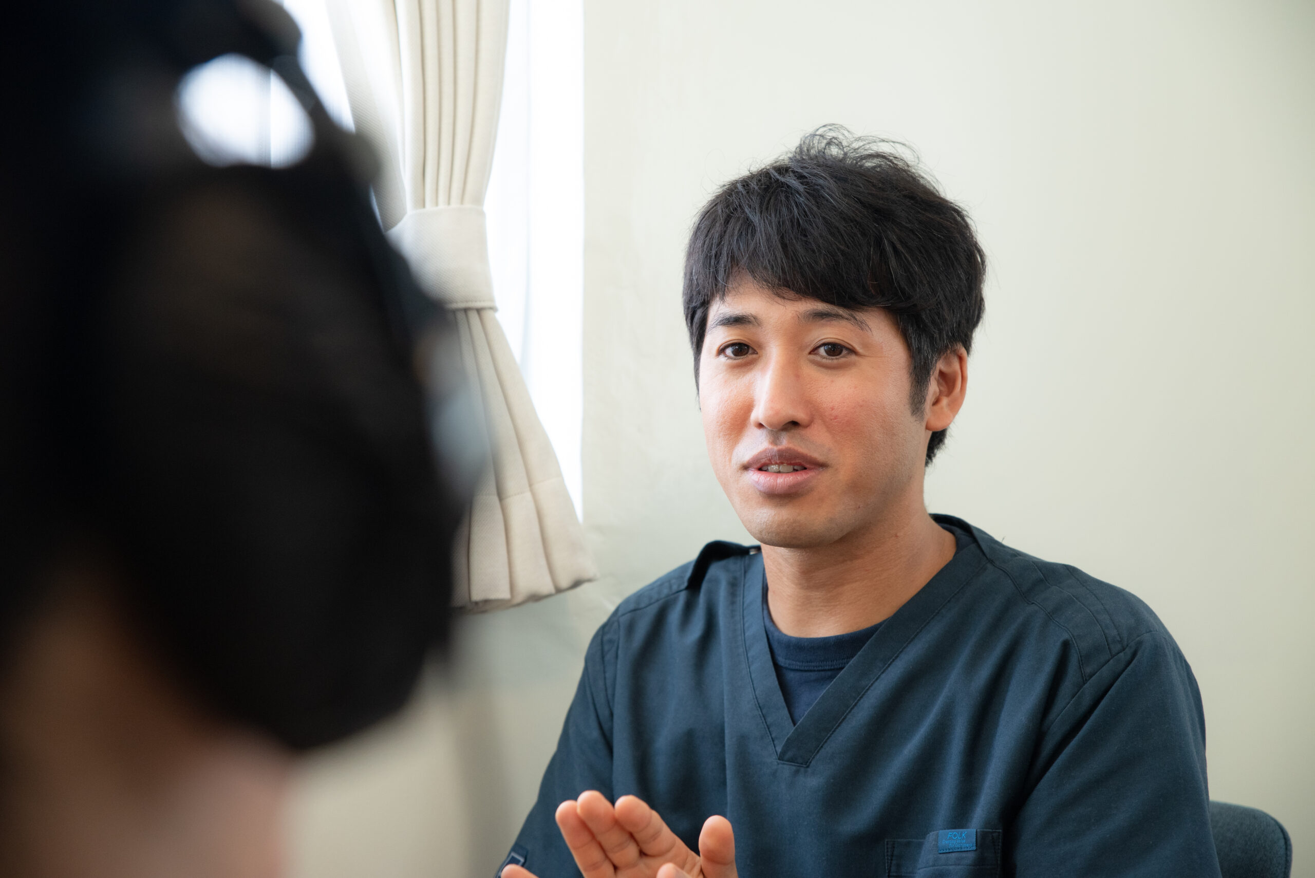 施術前にお客様のお話を伺う様子